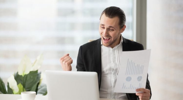 Homem feliz com resultado de seu investimento